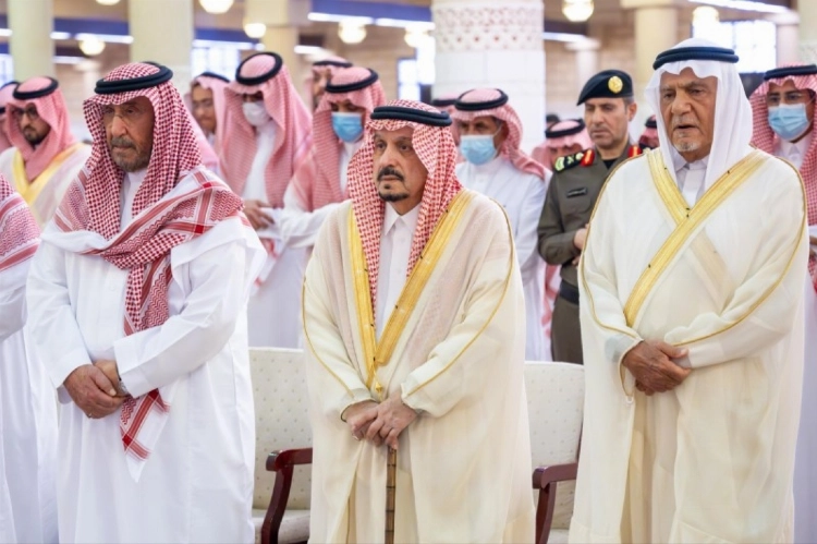 أمير الرياض يؤدي صلاة الميت على الأميرة نوف بنت سعود بن عبدالعزيز آل سعود أمير الرياض يؤدي صلاة الميت على الأميرة نوف بنت سعود بن عبدالعزيز آل سعود