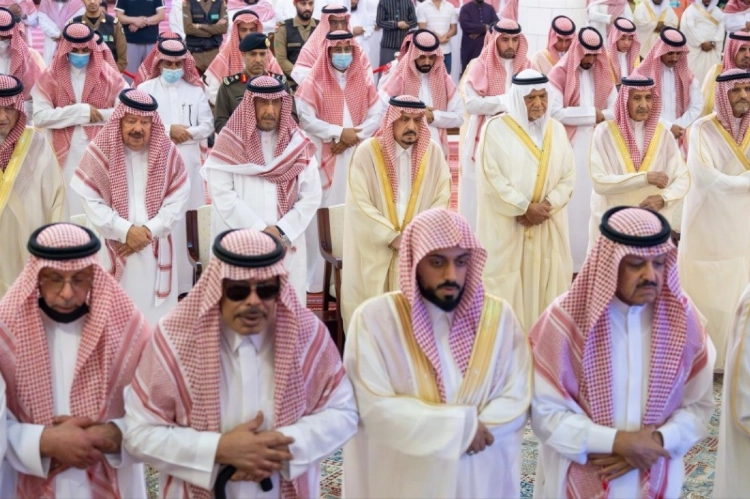 أمير الرياض يؤدي صلاة الميت على الأميرة نوف بنت سعود بن عبدالعزيز آل سعود أمير الرياض يؤدي صلاة الميت على الأميرة نوف بنت سعود بن عبدالعزيز آل سعود