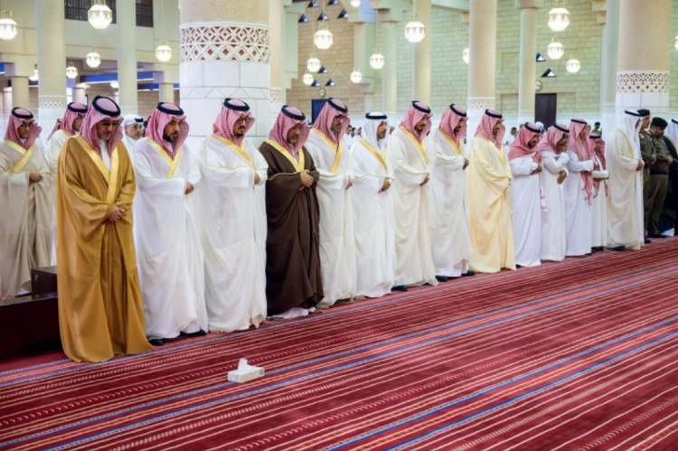 أمير الرياض يؤدي صلاة الميت على الأميرة نوف بنت سعود بن عبدالعزيز آل سعود أمير الرياض يؤدي صلاة الميت على الأميرة نوف بنت سعود بن عبدالعزيز آل سعود
