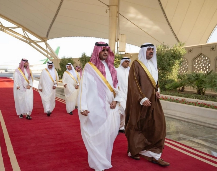 الأمير تركي بن محمد بن فهد ينقل تعازي القيادة في وفاة الشيخ علي الصباح الأمير تركي بن محمد بن فهد ينقل تعازي القيادة في وفاة الشيخ علي الصباح