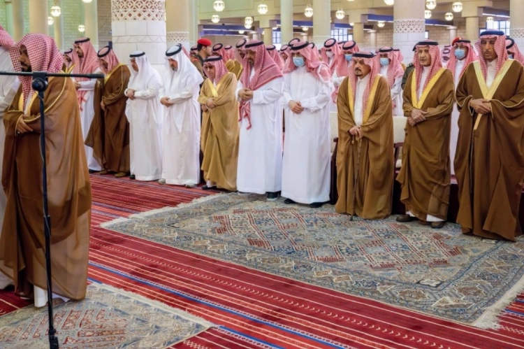 أمير الرياض يؤدي صلاة الميت على الأميرة هيفاء بنت تركي آل سعود أمير الرياض يؤدي صلاة الميت على الأميرة هيفاء بنت تركي آل سعود