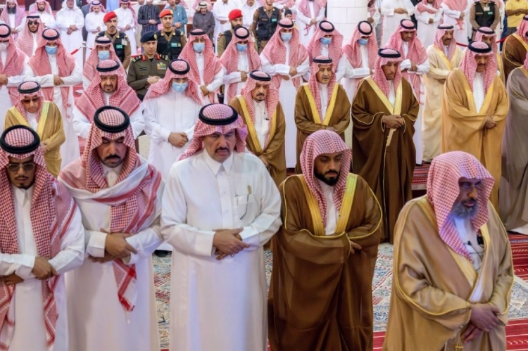 أمير الرياض يؤدي صلاة الميت على الأميرة هيفاء بنت تركي آل سعود أمير الرياض يؤدي صلاة الميت على الأميرة هيفاء بنت تركي آل سعود