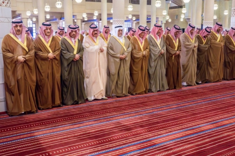 أمير الرياض يؤدي صلاة الميت على الأميرة هيفاء بنت تركي آل سعود أمير الرياض يؤدي صلاة الميت على الأميرة هيفاء بنت تركي آل سعود