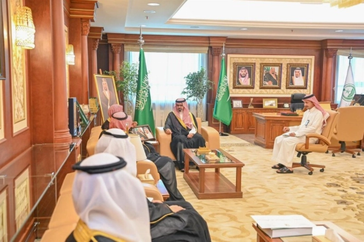 أمير جازان ونائبه يلتقيان المستشار الشرعي بفرع الإفتاء في المنطقة أمير جازان ونائبه يلتقيان المستشار الشرعي بفرع الإفتاء في المنطقة
