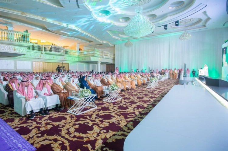 أمير الشرقية: القطيف تمتلك مقومات صناعية واستثمارية تعزز بيئة الأعمال أمير الشرقية: القطيف تمتلك مقومات صناعية واستثمارية تعزز بيئة الأعمال