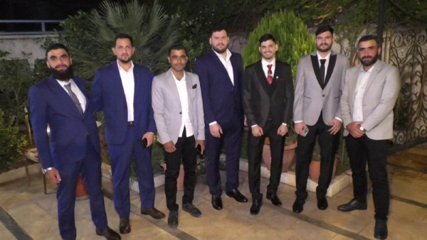 العريس بين أقاربه.