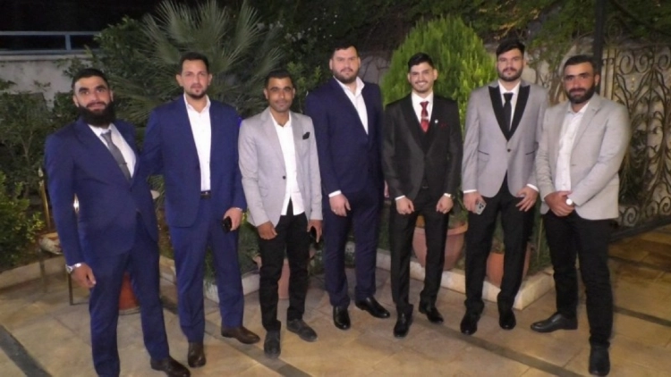 العريس بين أقاربه.