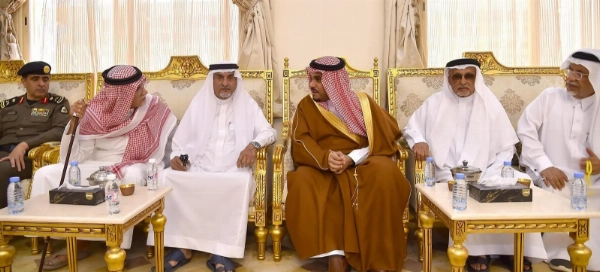 الأمير تركي بن هذلول مقدماً واجب العزاء.