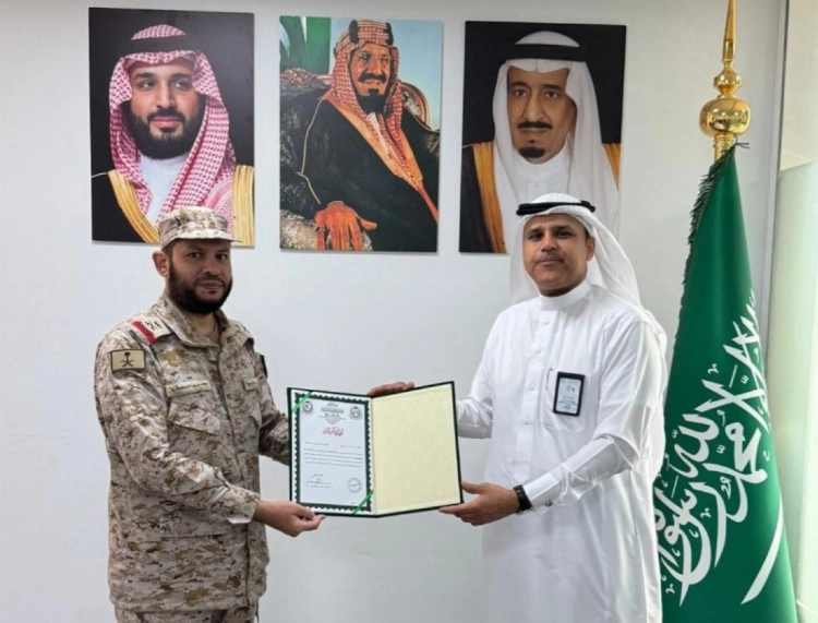قائد قوة جازان يكرم مدير مستشفى صامطة.
