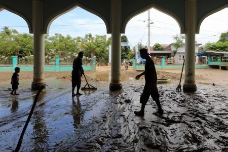 Indonesia flood death toll surpasses 900 as remote areas face starvation risk | Saudi Gazette