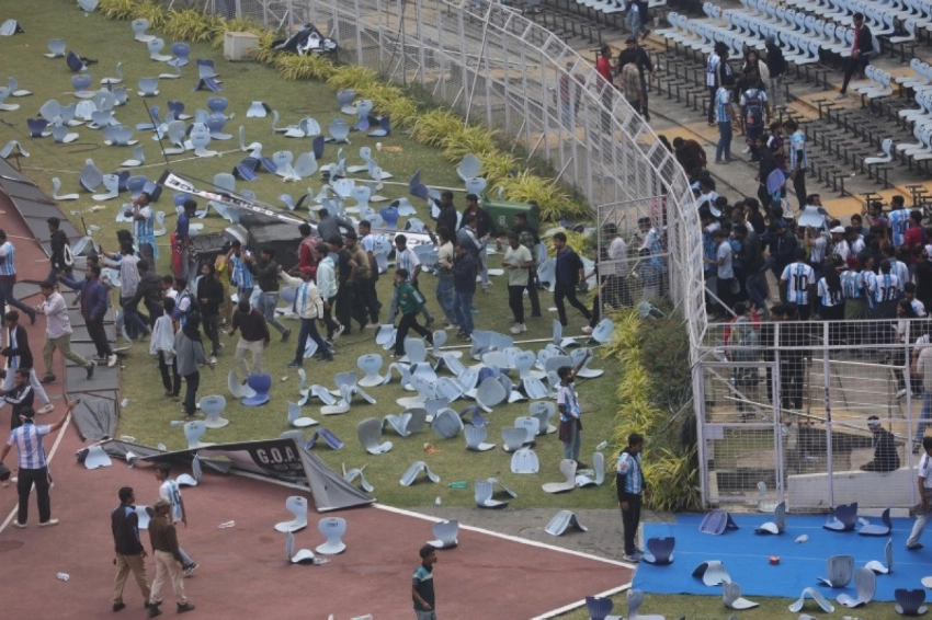 Fans riot at Lionel Messi event in India after brief stadium appearance Fans throw bottles and chairs and vandalise hoardings at Salt Lake Stadium in Kolkata, West Bengal, India, 13 December 2025. (EPA)